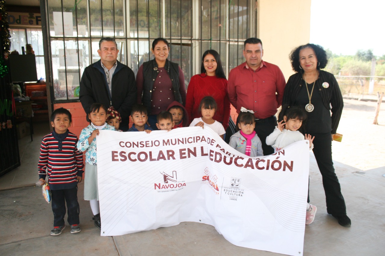 REPARTE CONSEJO MUNICIPAL ESCOLAR DULCES EN ÁREA RURAL