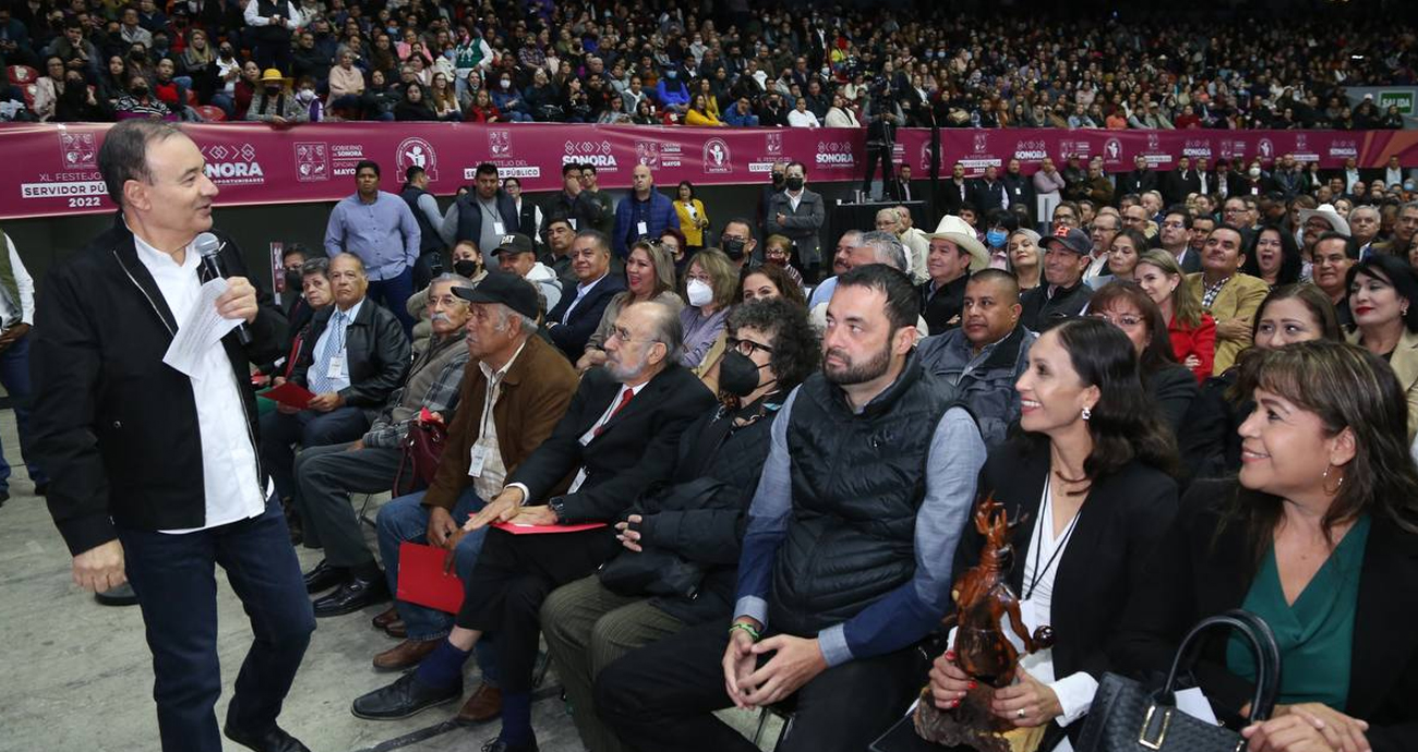 Conmemora gobernador Alfonso Durazo Día del Servidor Público
