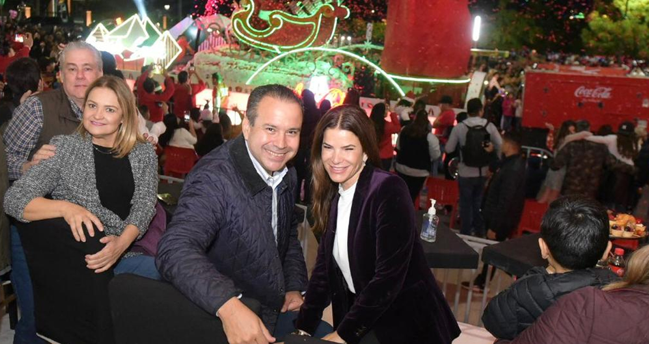 Presencian Antonio Astiazarán y Patty Ruibal magia de la Navidad en desfile Coca Cola