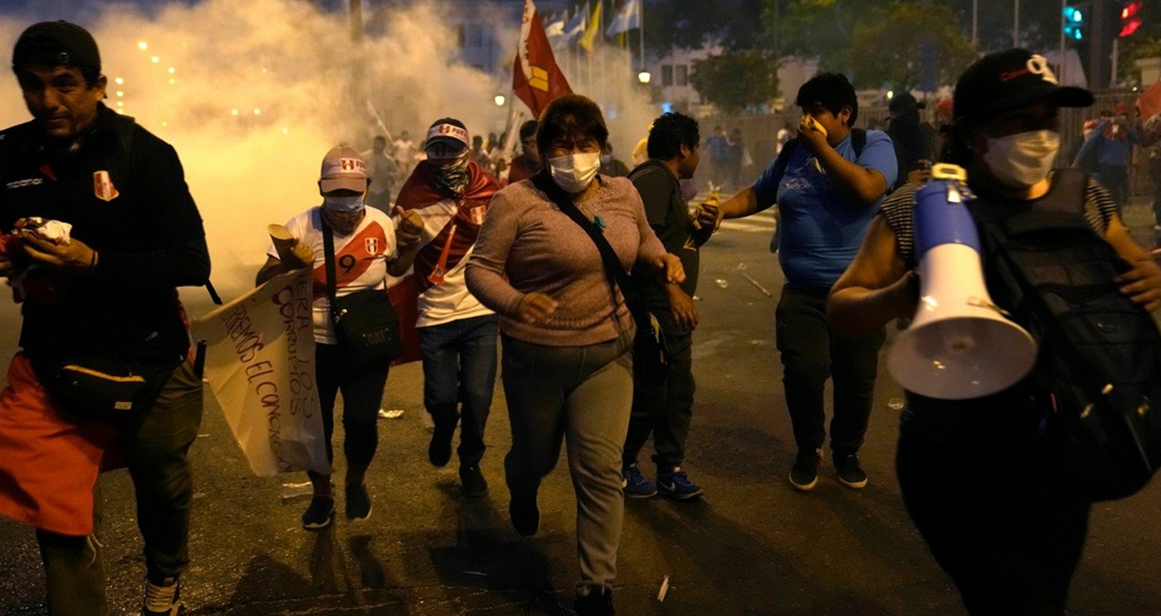 Se agrava la crisis en Perú; matan a dos manifestantes