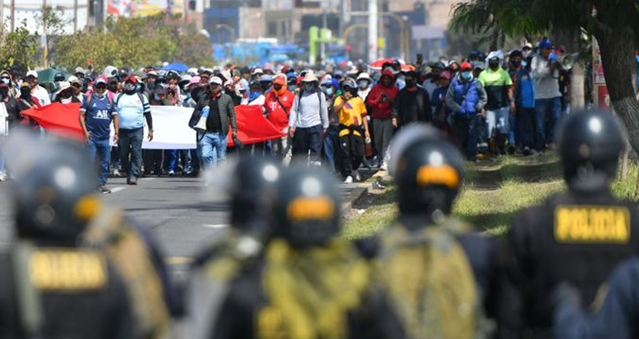 Crisis en Perú: declaran estado de emergencia en todo el país por 30 días