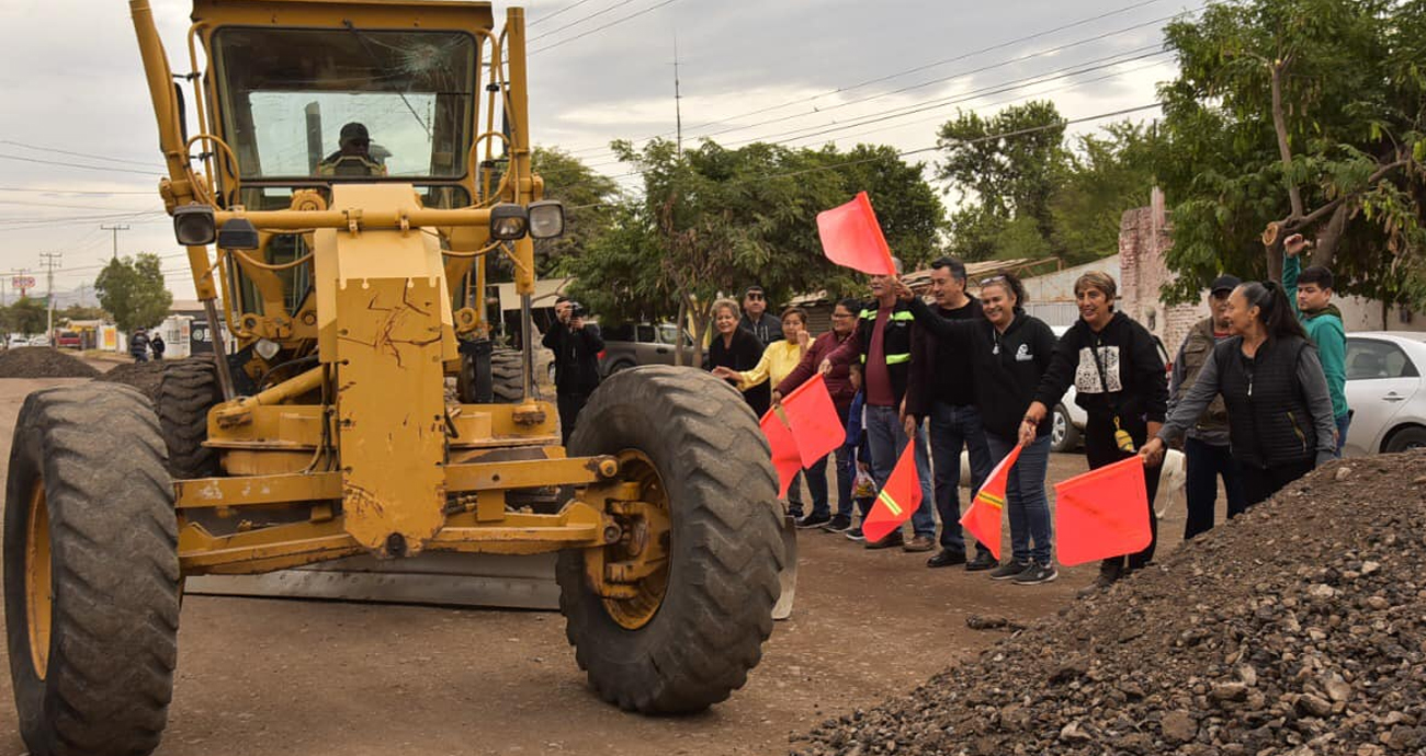 Da banderazo lamarque cano a obra de pavimentación en calle cuauhtémoc