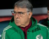 Entre reclamos y gritos recibieron al “Tata” Martino en el aeropuerto tras la derrota de México en Qatar
