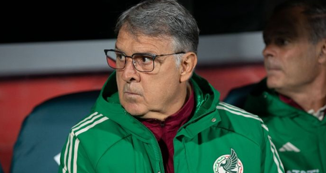 Entre reclamos y gritos recibieron al “Tata” Martino en el aeropuerto tras la derrota de México en Qatar