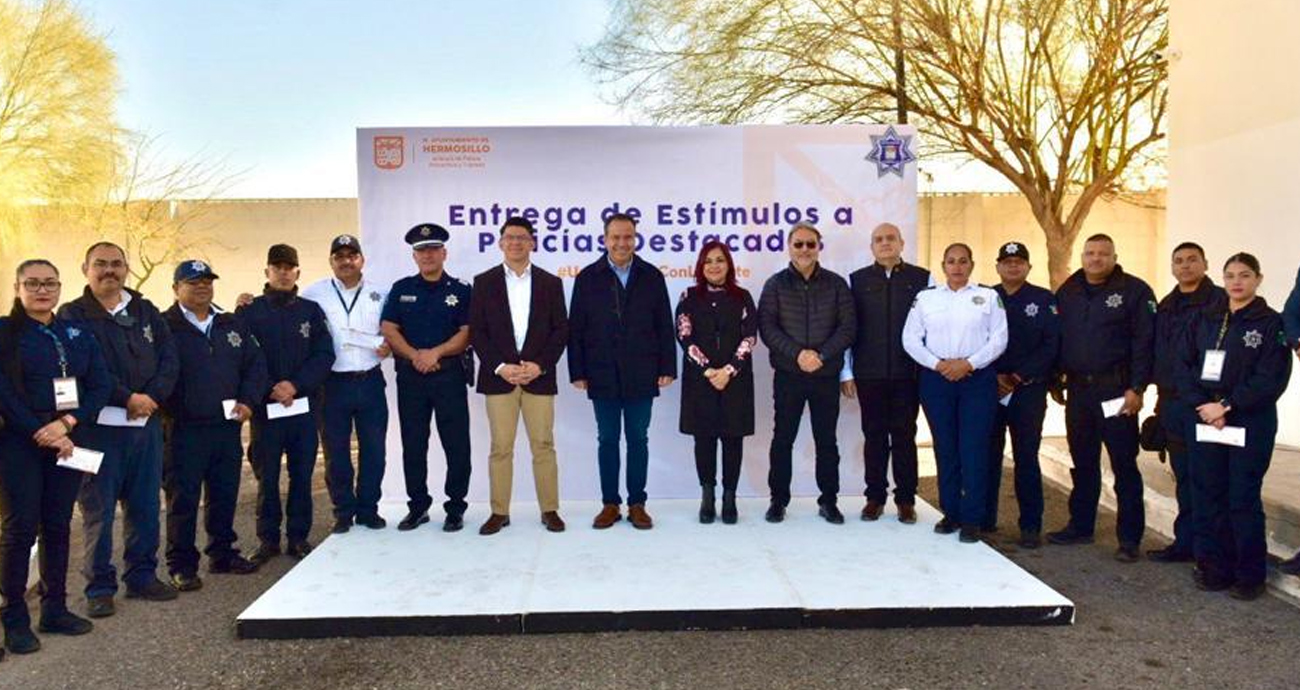 Entrega Toño Astiazarán bono a policías destacados