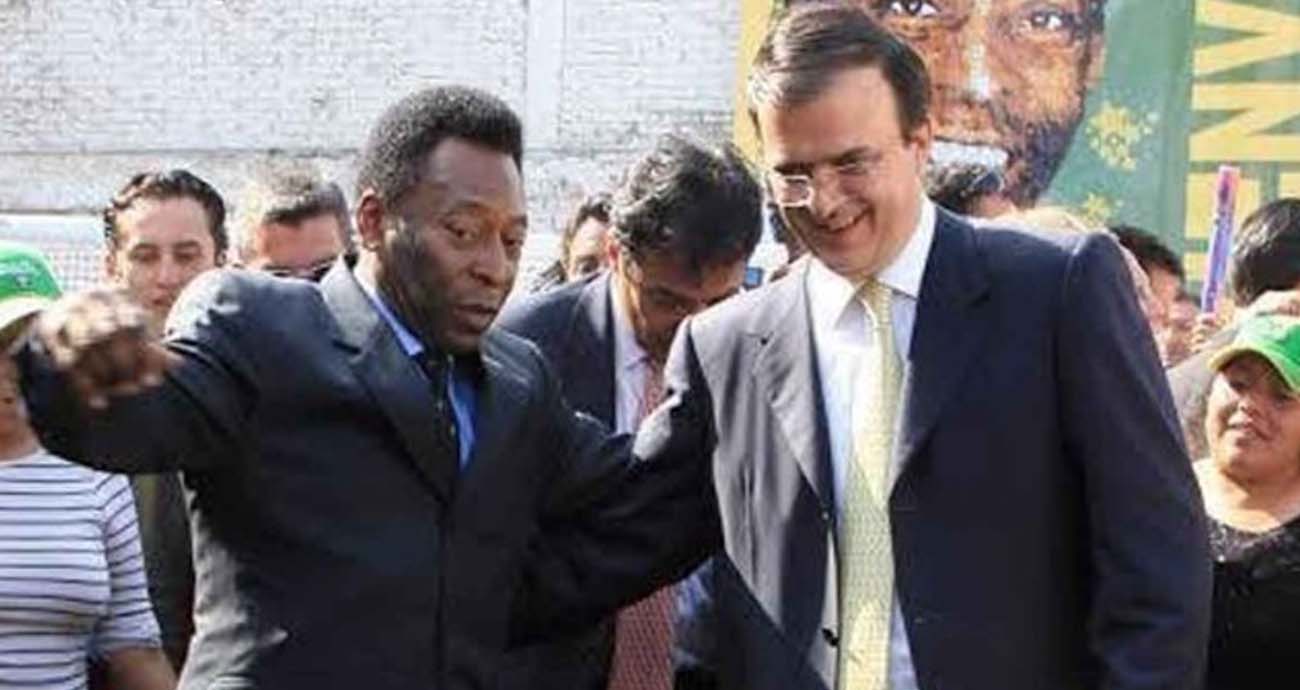 Marcelo Ebrard lamenta muerte de Pelé y comparte una foto con ‘El rey del futbol’