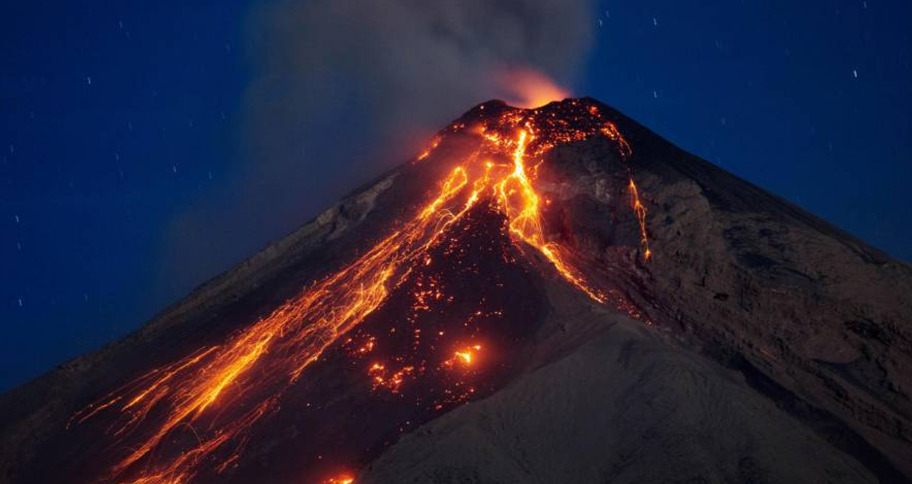 Volcán de Fuego entra en erupción en Guatemala