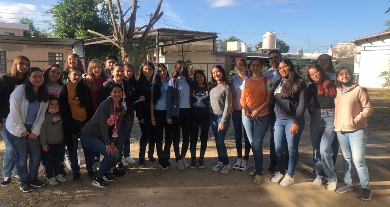 Con huerto escolar, estudiantes de la Universidad Pedagógica Nacional promueven el cuidado del ambiente.