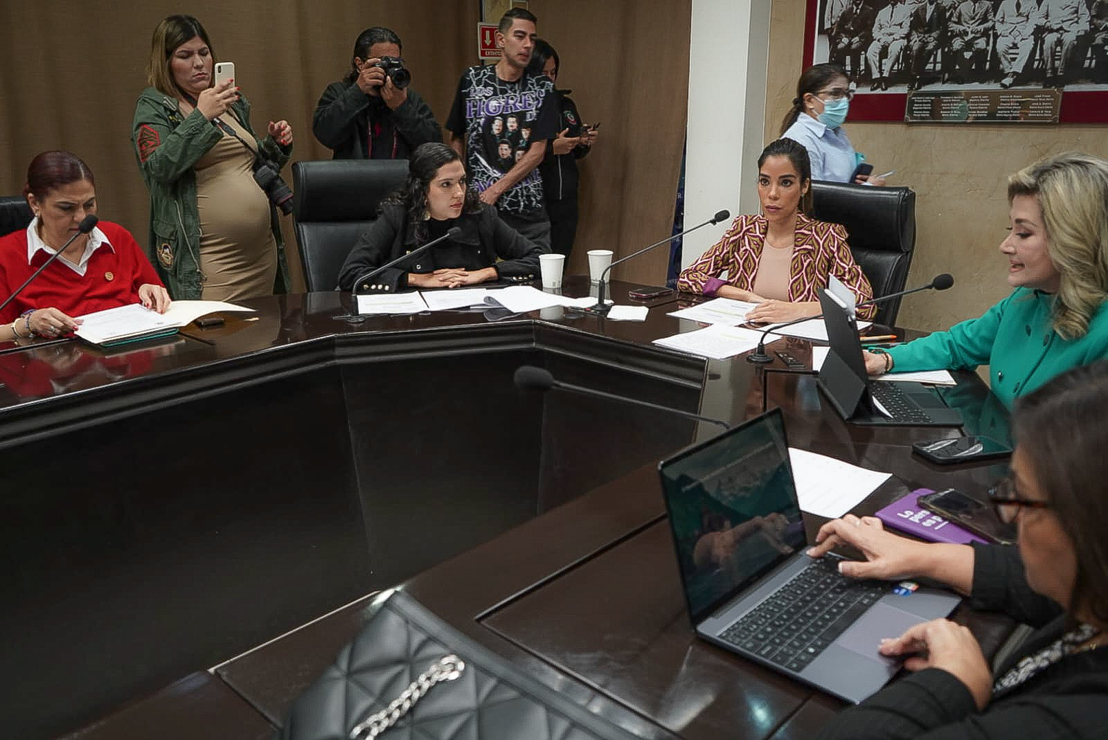 Aprueba Comisión eliminar conductas discriminatorias a mujeres que amamantan en espacios públicos