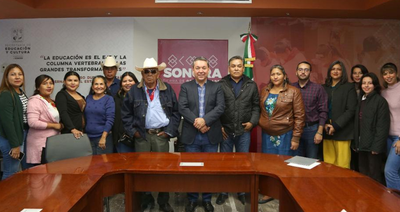 Toma protesta secretario Aarón Grageda a primer rector de la Universidad del Pueblo Yaqui.