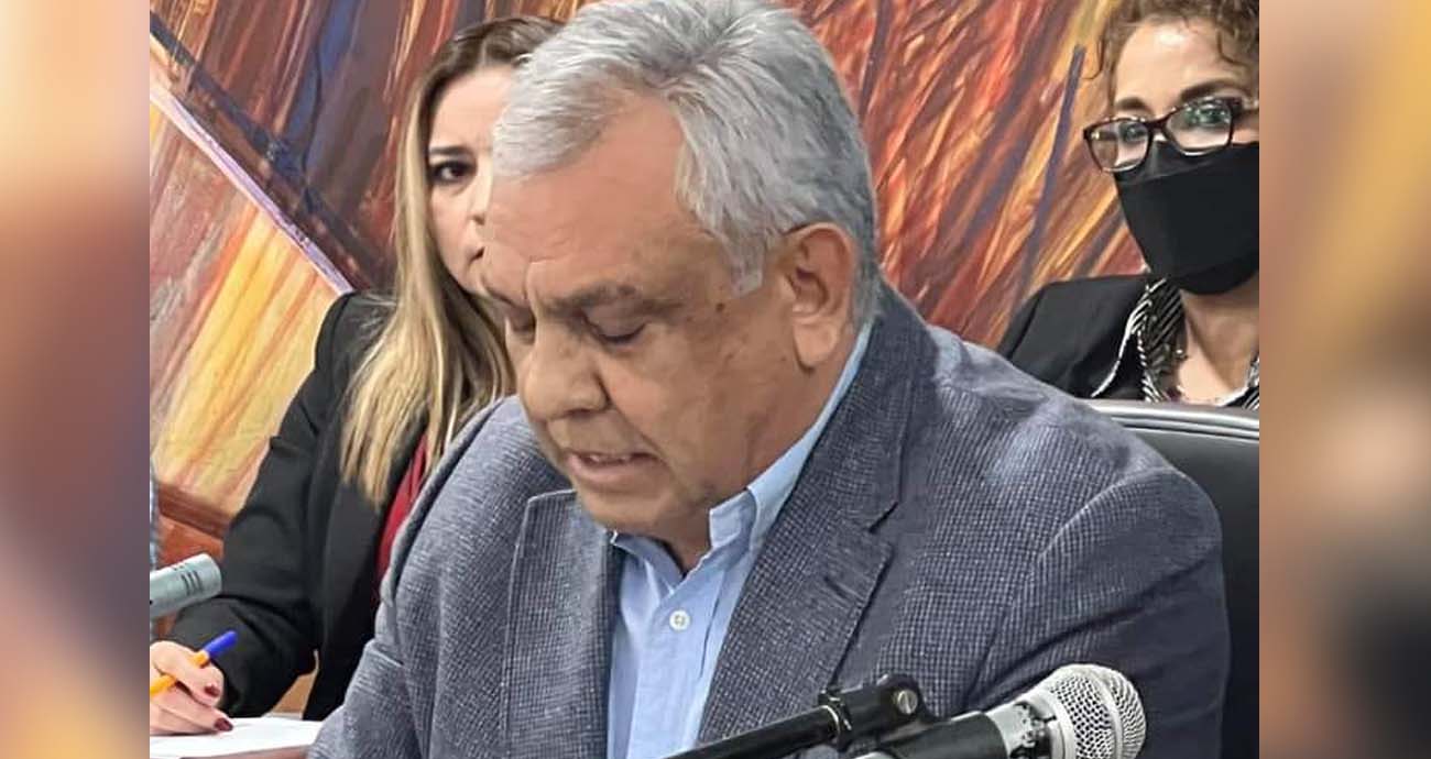 El Secretario del Ayuntamiento Jorge Luis Márquez expone a Cabildo mensaje del Alcalde Mario “Mayito” Martínez en relación a su estado de salud