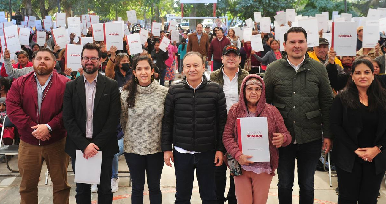 Entrega gobernador Alfonso Durazo 590 escrituras en el Poblado Miguel Alemán