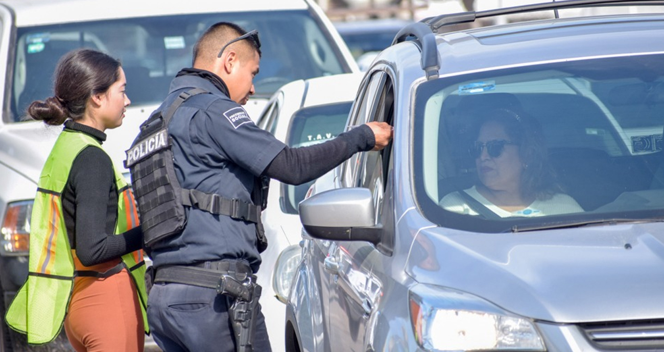 Realizan contraloría y seguridad pública volanteo en orientación a paisanos