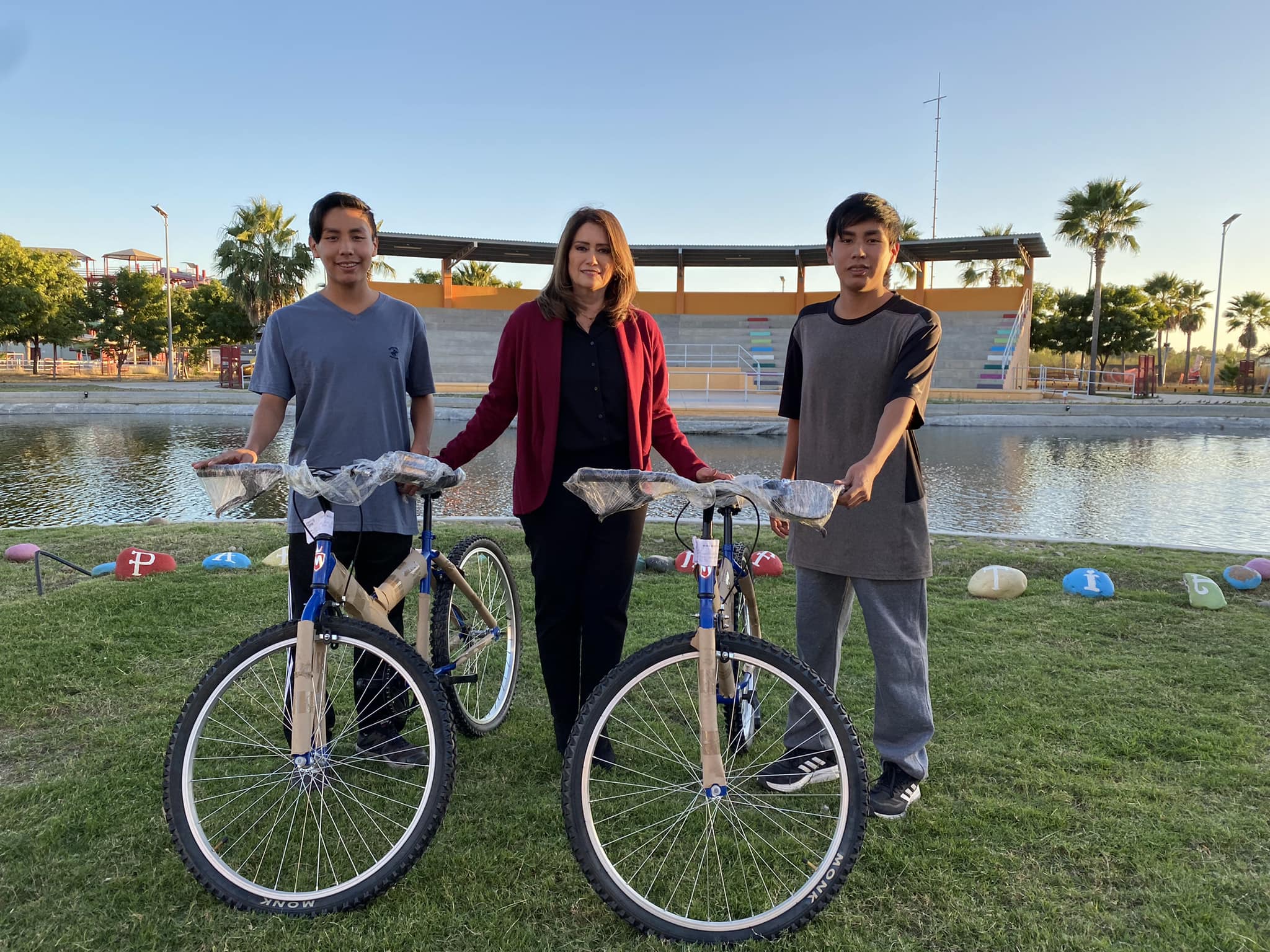 La Presidenta de DIF Municipal, hizo entrega de premios a los ganadores de sorteos en el marco del Día de Reyes