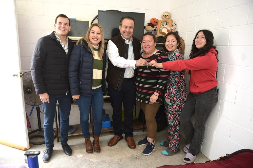 Visita Toño Astiazarán a familia beneficiada con nuevo cuarto adicional