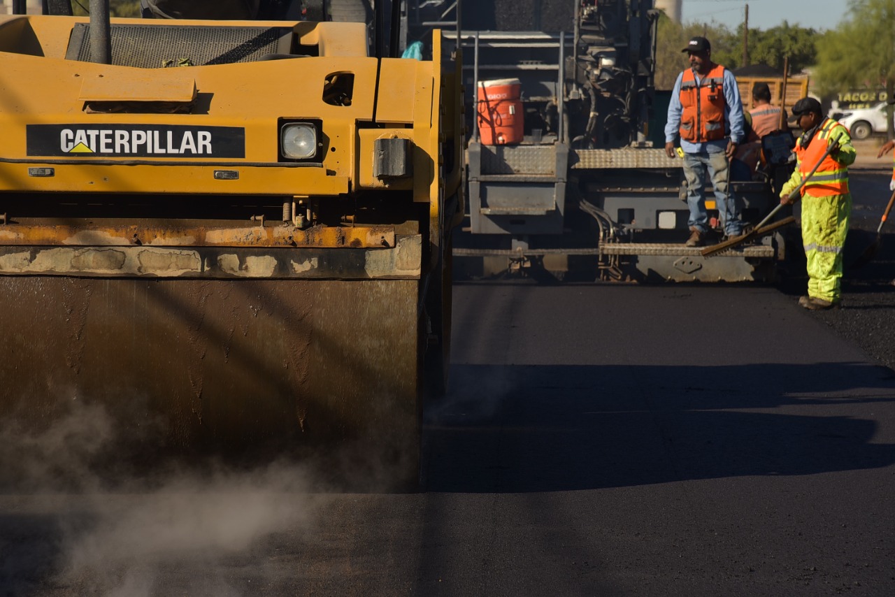 SUPERVISA ALCALDE AVANCE EN PAVIMENTACIÓN DE CALLE CUAUHTÉMOC