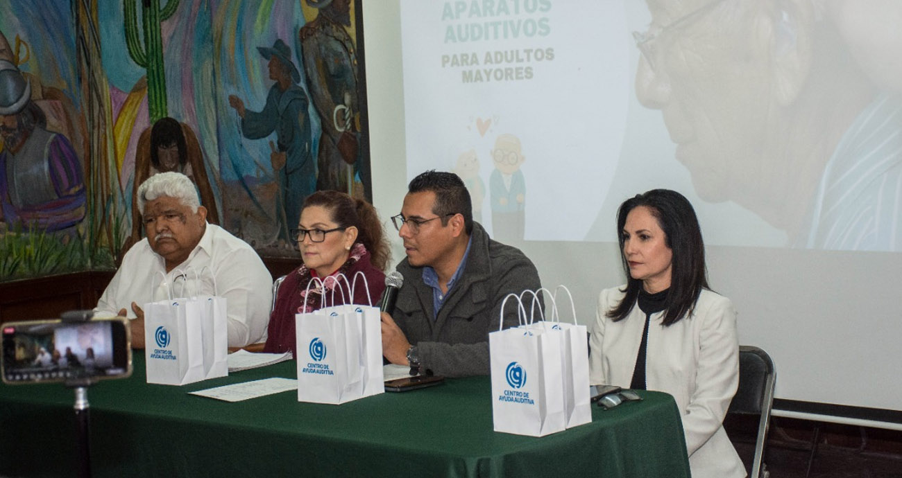 ADULTOS MAYORES RECIBEN APOYO DE APARATOS AUDITIVOS