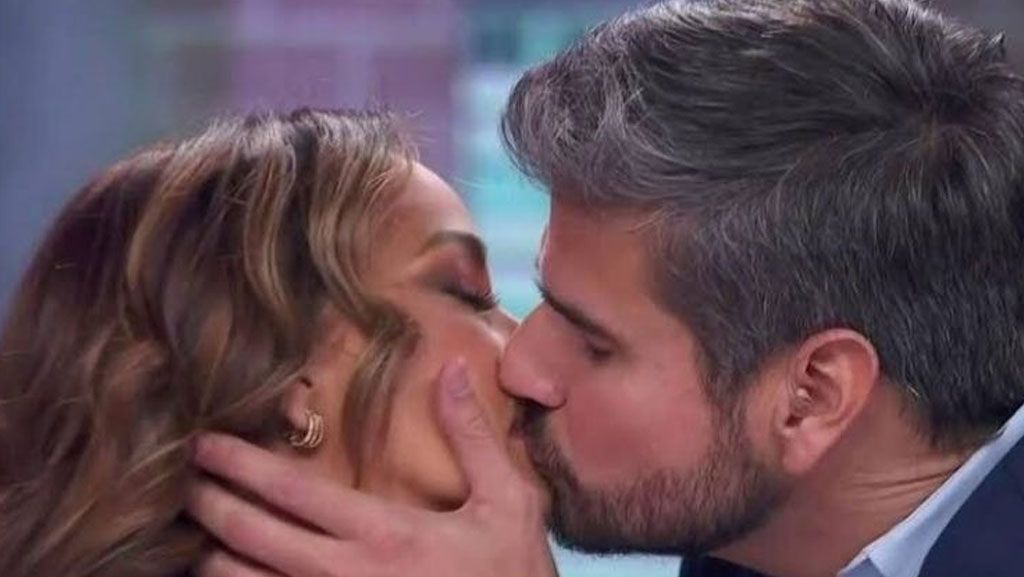 Daniel Arenas besa a Adamari López en programa en vivo y todo termina mal: “Me disculpo con mi pareja”