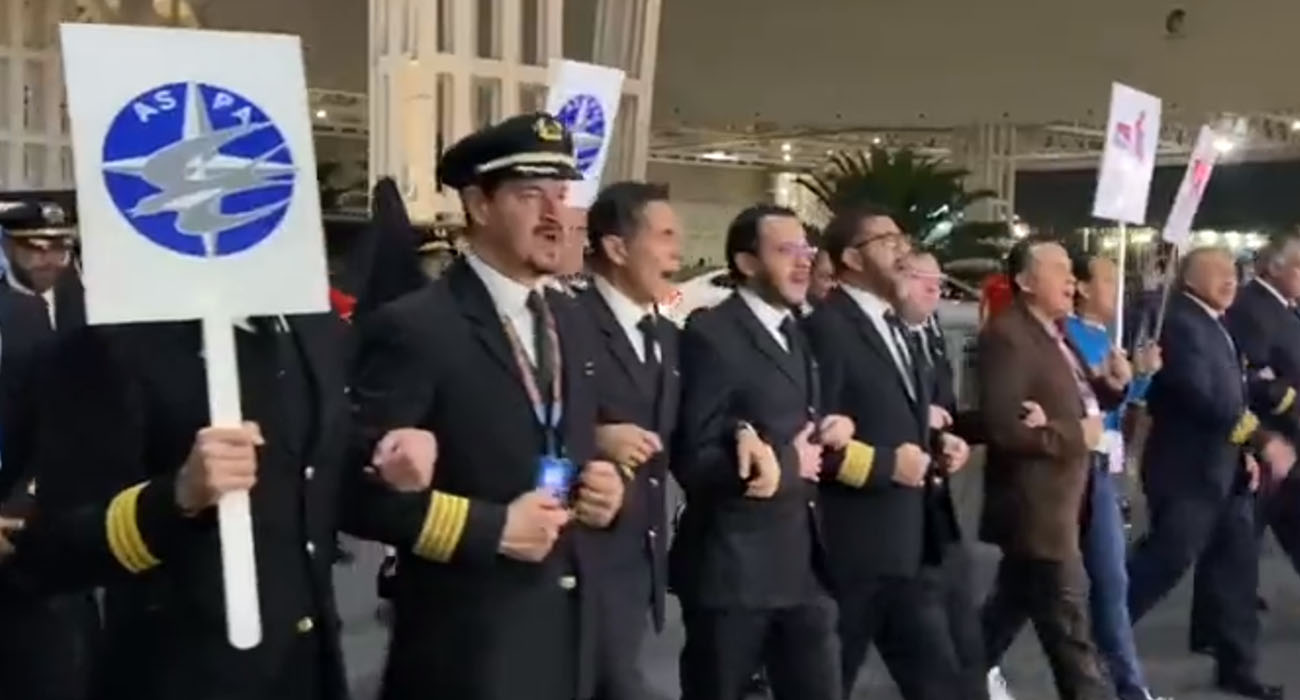 Trabajadores de Aeromar inician huelga; ondean bandera rojinegra en AICM