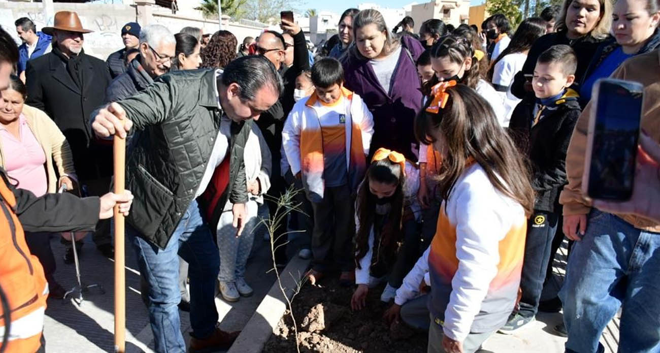 Entrega Toño Astiazarán rehabilitación de la calle Chanate