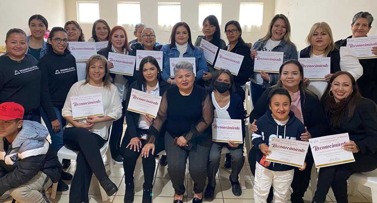 Entrega Desarrollo Social reconocimientos a participantes del curso de elaboración de galletas