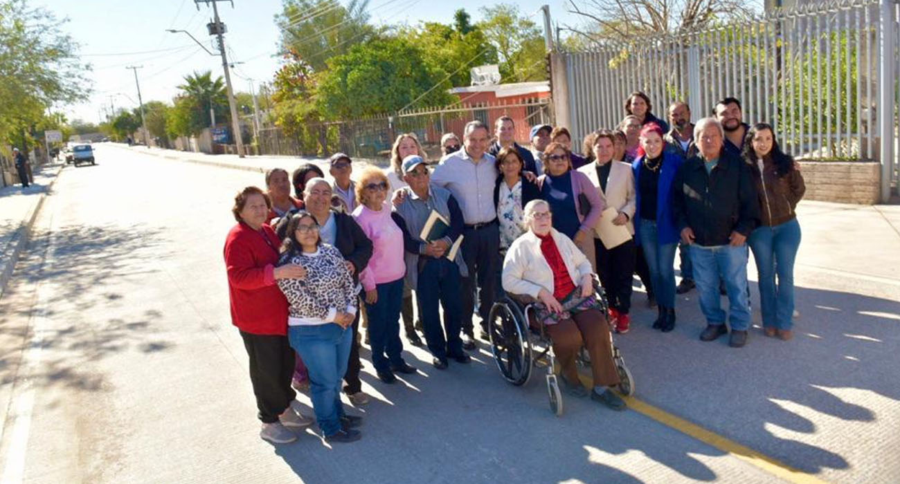Entrega Toño Astiazarán pavimentación de calle Juan José García