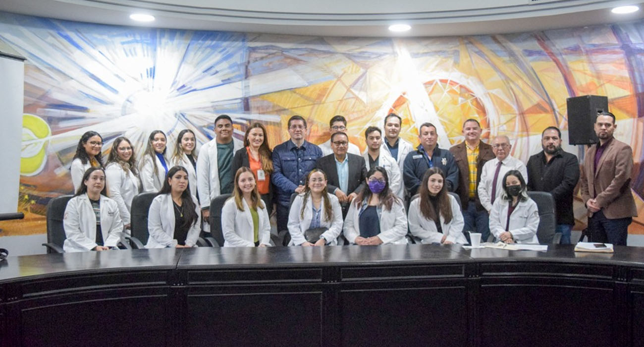 Recibe Jorge Elías Retes a médicos pasantes