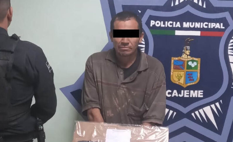 CAPTURAN AGENTES DE LA POLICÍA MUNICIPAL A HOMBRE CON MACHETE