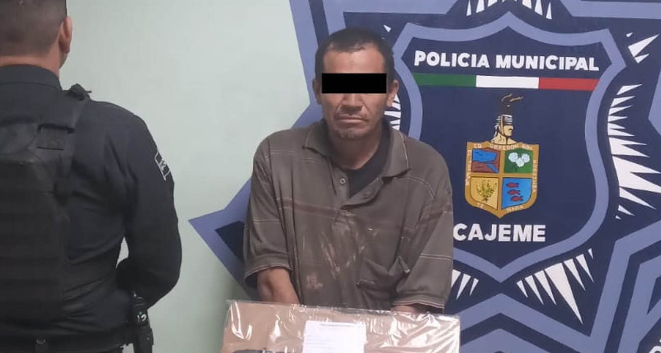 CAPTURAN AGENTES DE LA POLICÍA MUNICIPAL A HOMBRE CON MACHETE