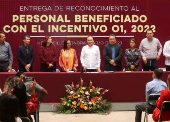 Entregan gobernador Alfonso Durazo y titular de la SEP estímulos a más de mil maestras y maestros de la entidad