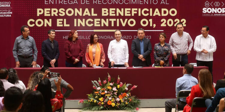 Entregan gobernador Alfonso Durazo y titular de la SEP estímulos a más de mil maestras y maestros de la entidad