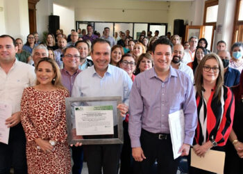 Atestigua Toño Astiazarán certificación en gestión de calidad de la Norma ISO 9001:2015 en Tesorería Municipal