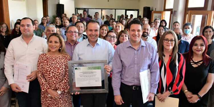 Atestigua Toño Astiazarán certificación en gestión de calidad de la Norma ISO 9001:2015 en Tesorería Municipal