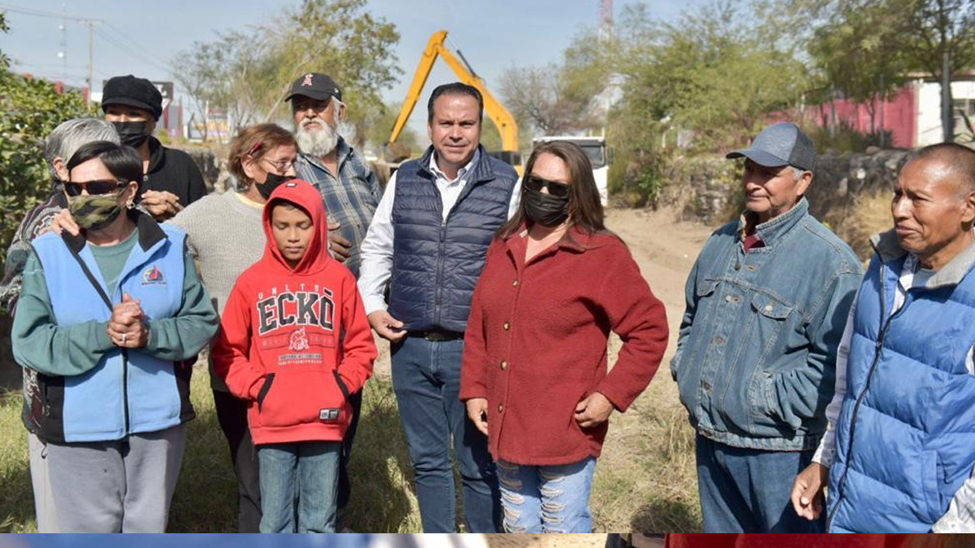 Supervisa Toño Astiazarán y residentes de la colonia Mártires de Cananea la limpieza del canal Lázaro Cárdenas