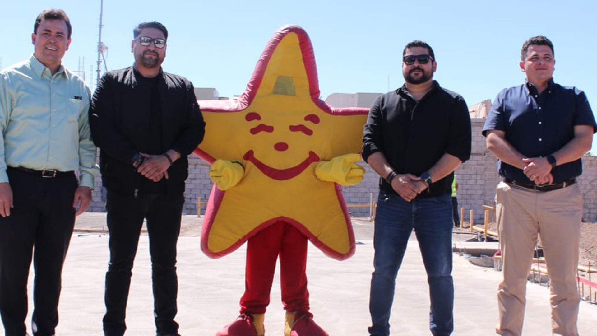 Inicia construcción de carl´s jr