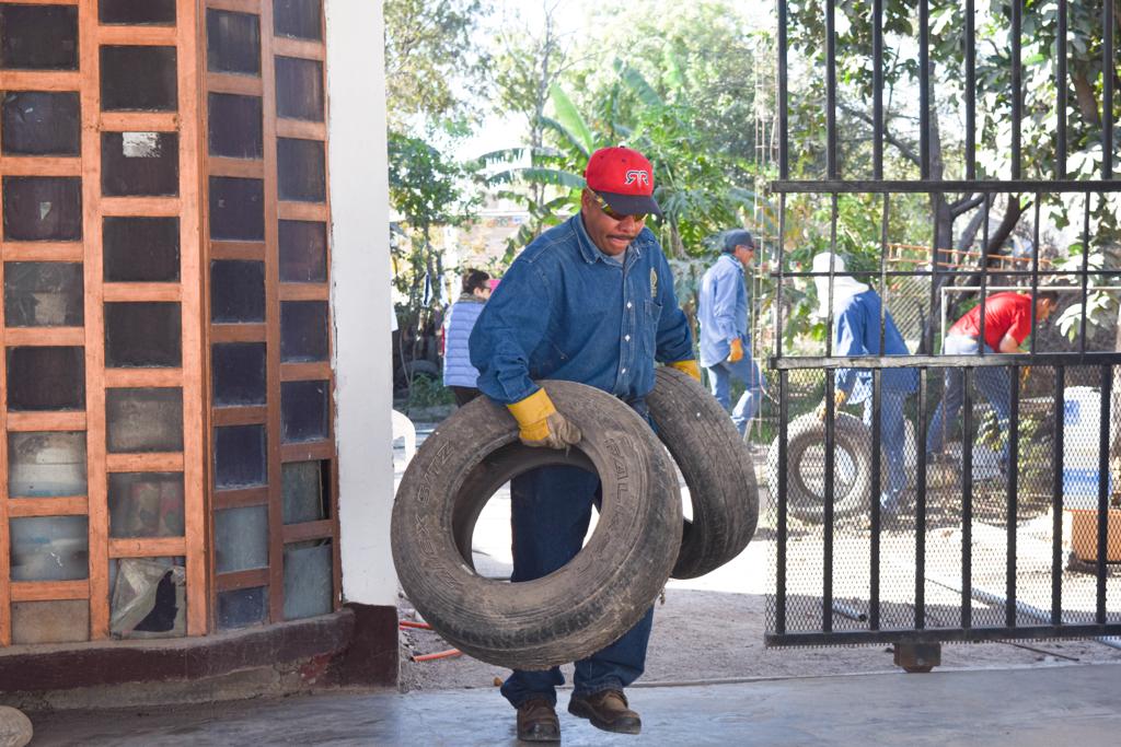 RECOLECTAN 7 TONELADAS DE CACHARROS EN COLONIAS