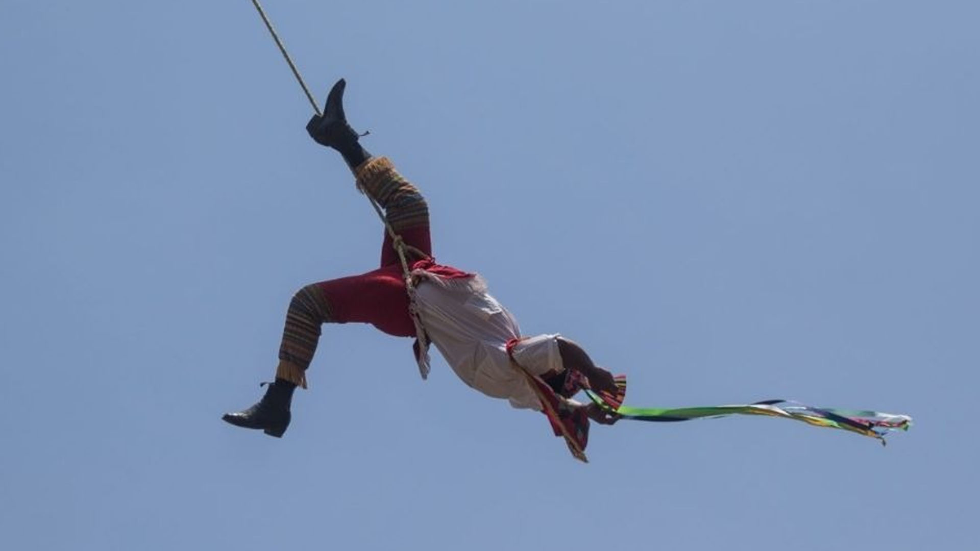 Danzante volador pierde la vida al caer 15 metros de altura en Puebla