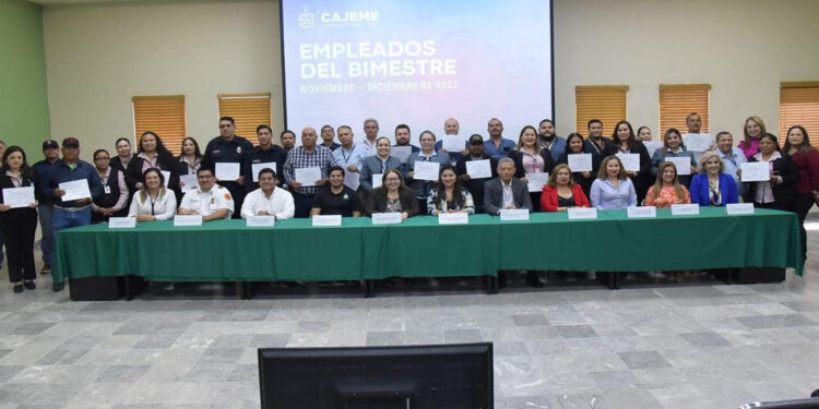 Reconocen por su desempeño a empleados del año