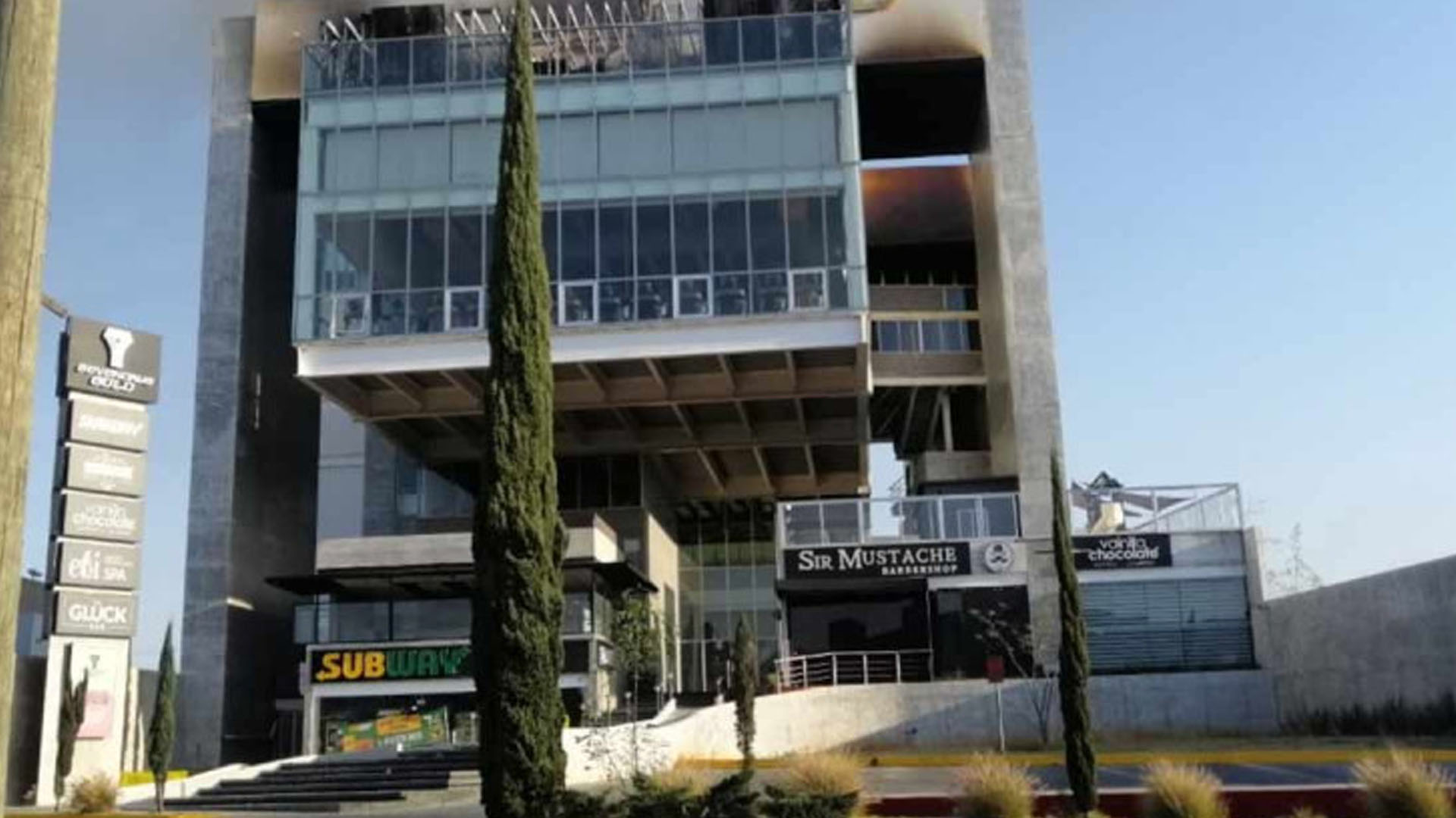Lanzan bombas molotov e incendian bares en Michoacán