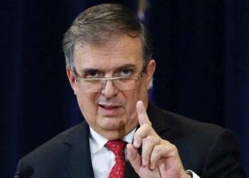 Ebrard celebra orden ejecutiva contra las armas de fuego firmada por Biden