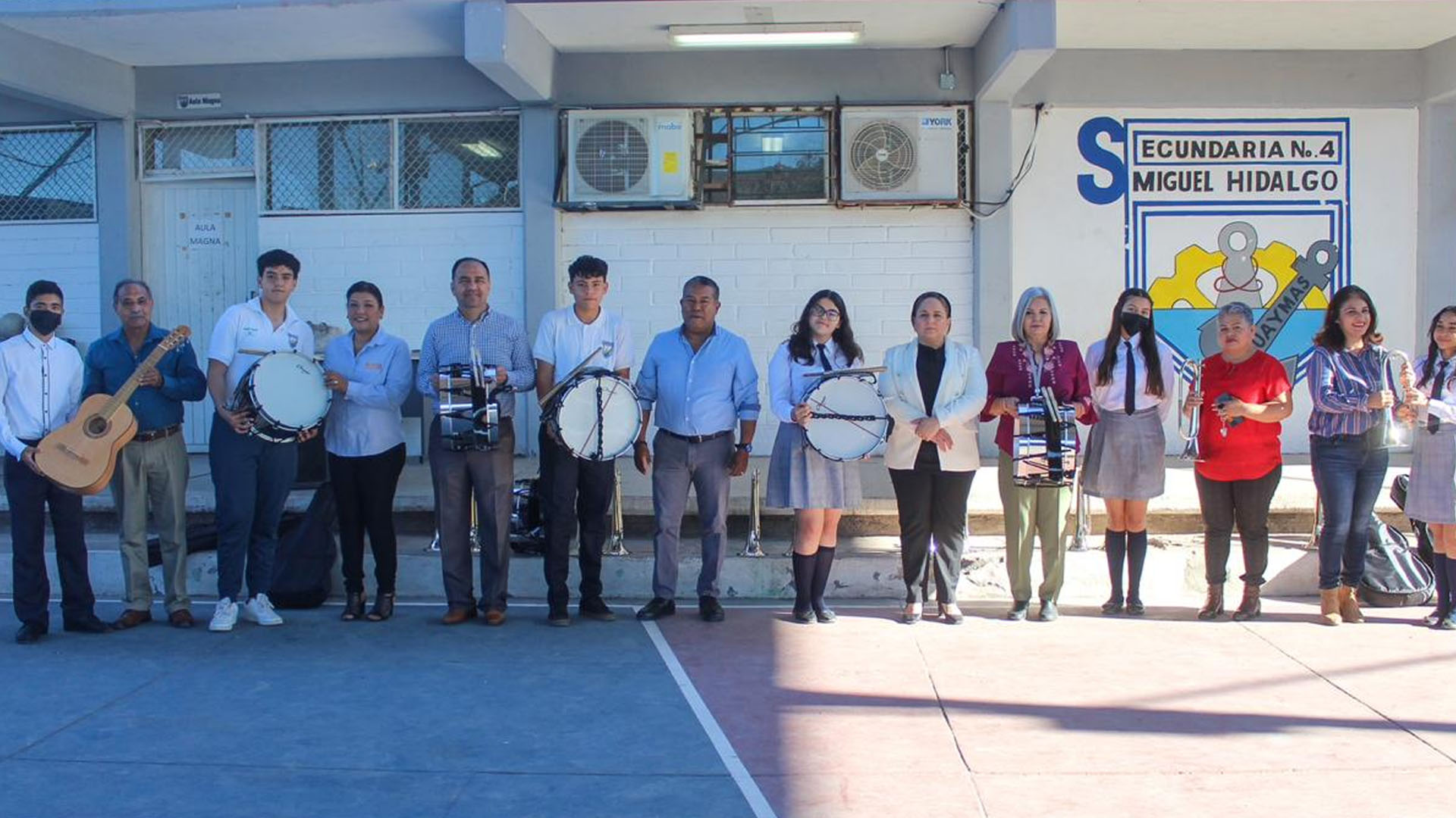 Alumnos de la Escuela Secundaria Miguel Hidalgo reciben instrumentos para la banda de guerra; esto por iniciativa de regidores de la Comisión de Educación y Cultura