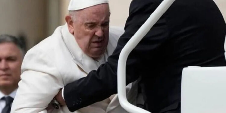 Levanta alertas ingreso del Papa a un hospital