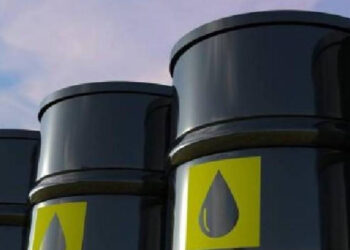 Cae precio del petróleo por debajo de los 70 dólares por barril