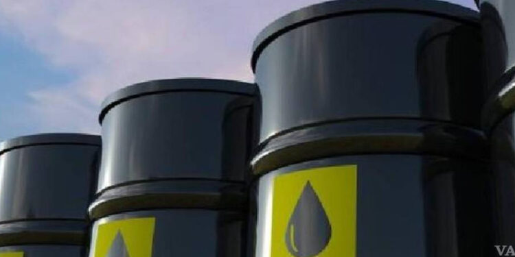 Cae precio del petróleo por debajo de los 70 dólares por barril