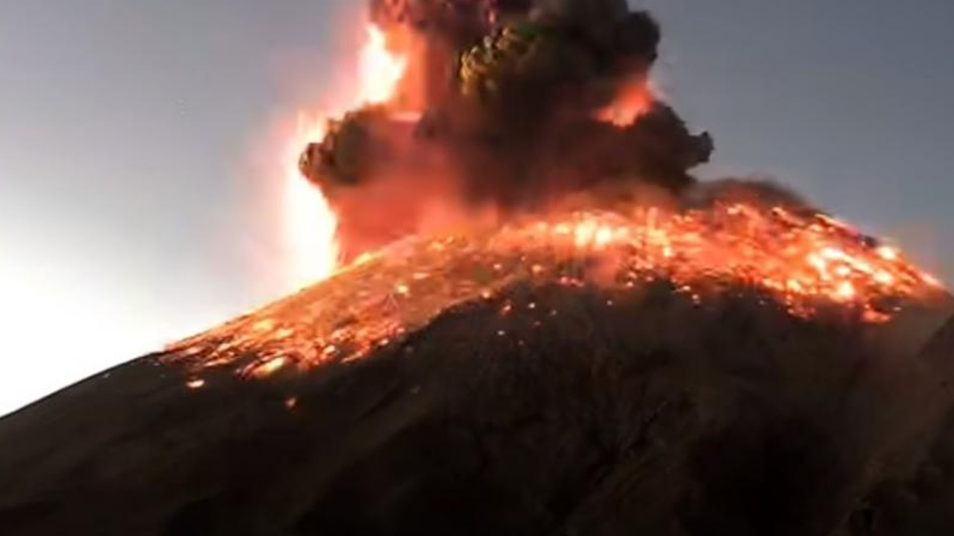 Volcán Popocatépetl amanece intenso; así se vio la explosión de esta mañan