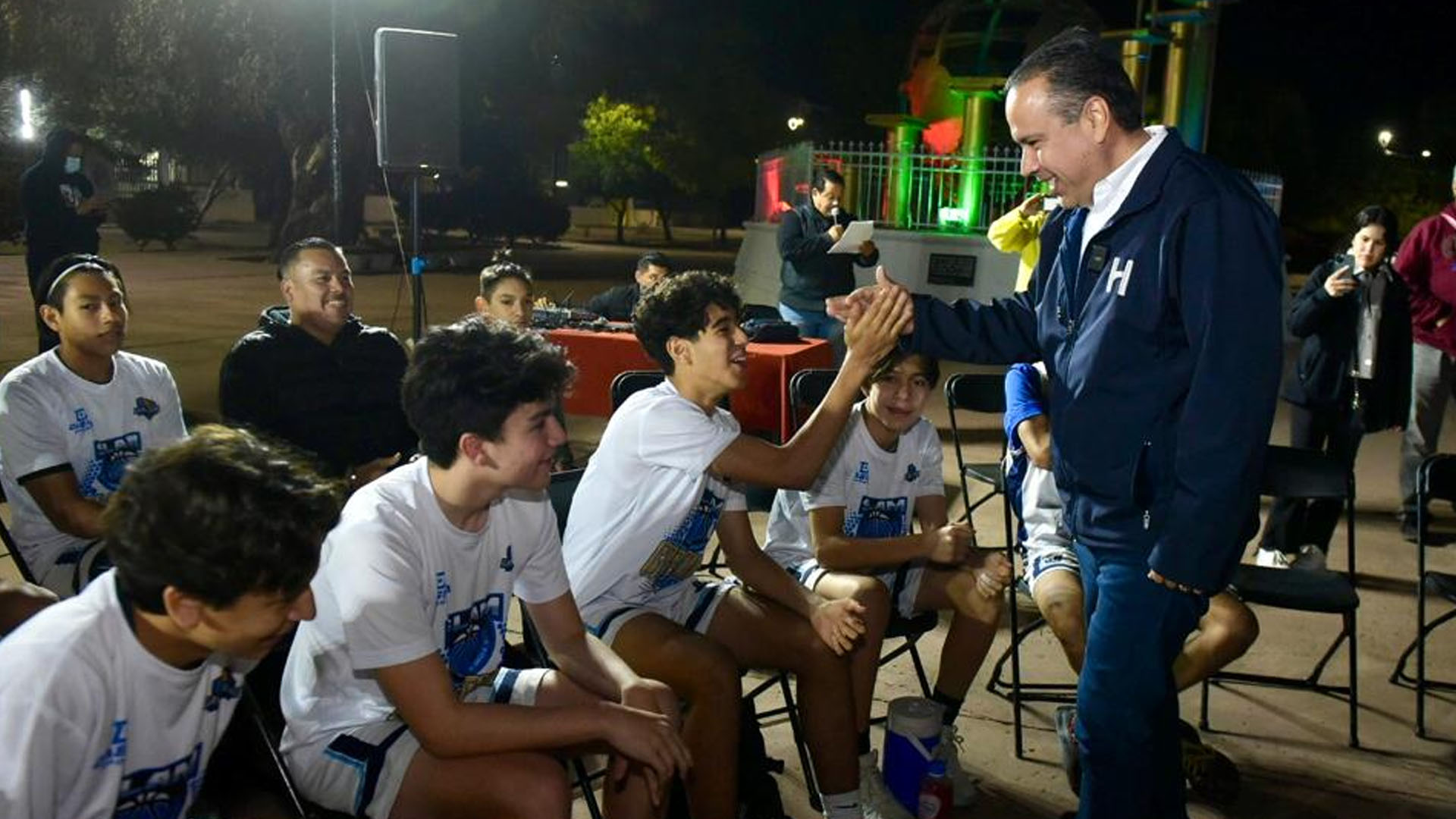 Entrega Toño Astiazarán iluminación a Parque del Maestro, proyecto ganador del Presupuesto CRECES
