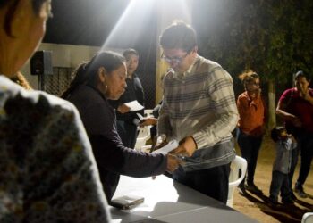 Presidente Municipal atiende a vecinos de la colonia Deportiva