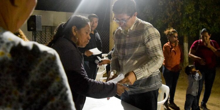 Presidente Municipal atiende a vecinos de la colonia Deportiva