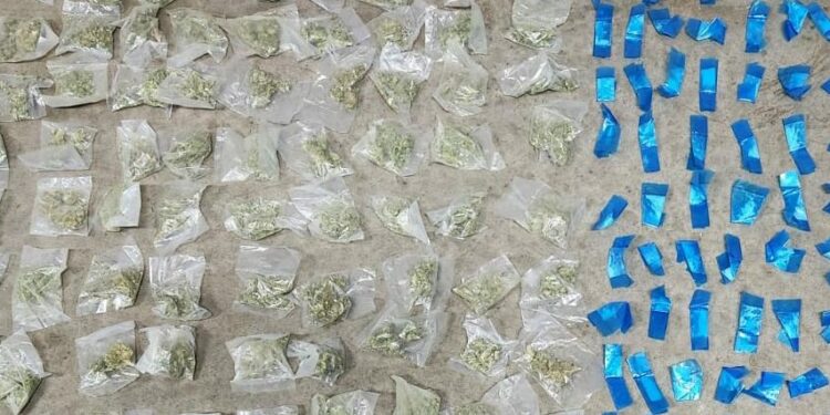 Policía Estatal y Sedena retiran de circulación más de 300 envoltorios de sustancia ilícita.