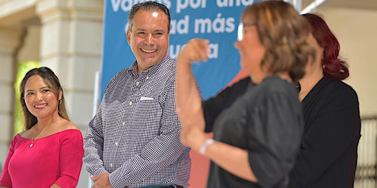 Reconoce Toño Astiazarán a participantes del segundo Taller de Lengua de Señas